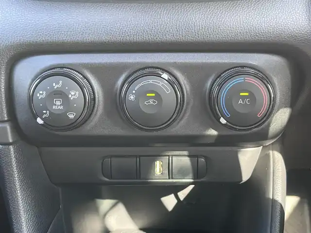 トヨタ ヤリス X 三重県 2020(令2)年 6.1万km スーパーホワイトⅡ 純正7インチディスプレイオーディオ/（FM/AM/Bluetooth/USB/Miracast)/トヨタセーフティセンス（衝突回避支援パッケージ）/・プリクラッシュセフティ/・レーンディパーチャーアラート/・オートマチックハイビーム/・ロードサインアシスト/・セカンダリーコリジョンブレーキ/先行車発進告知機能/ビルトインETC/ステアリングスイッチ/ヘッドレスト一体型ブラックファブリックシート/シートリフター(運転席)/電動格納ミラー/純正フロアマット/ドアバイザー/リモコンキー/スペアキー1本