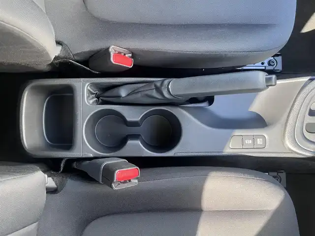 トヨタ ヤリス X 三重県 2020(令2)年 6.1万km スーパーホワイトⅡ 純正7インチディスプレイオーディオ/（FM/AM/Bluetooth/USB/Miracast)/トヨタセーフティセンス（衝突回避支援パッケージ）/・プリクラッシュセフティ/・レーンディパーチャーアラート/・オートマチックハイビーム/・ロードサインアシスト/・セカンダリーコリジョンブレーキ/先行車発進告知機能/ビルトインETC/ステアリングスイッチ/ヘッドレスト一体型ブラックファブリックシート/シートリフター(運転席)/電動格納ミラー/純正フロアマット/ドアバイザー/リモコンキー/スペアキー1本