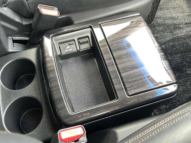 日産 エルグランド 250ハイウェイスター 埼玉県 2015(平27)年 14.7万km ブリリアントホワイトパール (株)IDOMが運営する【じしゃロン熊谷店】の自社ローン専用車両になりますこちらは現金またはオートローンご利用時の価格です。自社ローンご希望の方は別途その旨お申付け下さい/純正HDDナビ/　CD/DVD/DTV/Bluetooth/USB/アラウンドビューモニター/両側パワースライドドア/ハーフレザーシート/純正フロアマット/クルーズコントロール/ビルトインETC/スマートキー/ステアリングスイッチ/ヒッチメンバー付