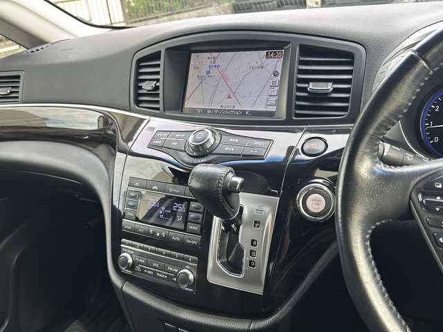 日産 エルグランド 250ハイウェイスター 茨城県 2015(平27)年 14.7万km ブリリアントホワイトパール 【(株)IDOMが運営する【じしゃロン水戸店】の自社ローン対象車両になります。こちらは現金ご利用時の価格です。自社ローンご希望の方は別途その旨お申付け下さい。】/純正HDDナビ/　CD/DVD/DTV/Bluetooth/USB/アラウンドビューモニター/両側パワースライドドア/ハーフレザーシート/純正フロアマット/クルーズコントロール/ビルトインETC/スマートキー/ステアリングスイッチ/ヒッチメンバー付