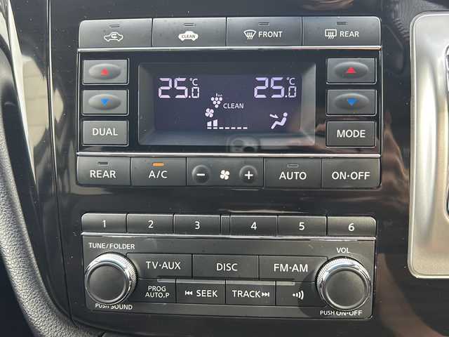 日産 エルグランド 250ハイウェイスター 茨城県 2015(平27)年 14.7万km ブリリアントホワイトパール 【(株)IDOMが運営する【じしゃロン水戸店】の自社ローン対象車両になります。こちらは現金ご利用時の価格です。自社ローンご希望の方は別途その旨お申付け下さい。】/純正HDDナビ/　CD/DVD/DTV/Bluetooth/USB/アラウンドビューモニター/両側パワースライドドア/ハーフレザーシート/純正フロアマット/クルーズコントロール/ビルトインETC/スマートキー/ステアリングスイッチ/ヒッチメンバー付