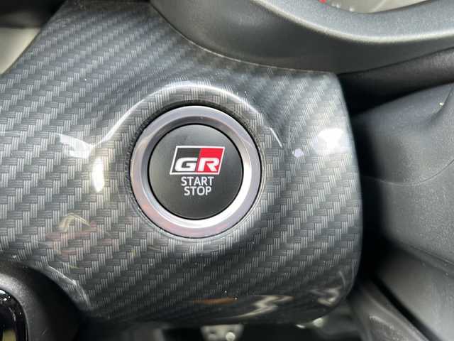 トヨタ ＧＲヤリス RZ ハイパフォーマンス 大阪府 2021(令3)年 1万km スーパーホワイトⅡ １オーナー　ＪＢＬ　衝突軽減　８型ディスプレイオーディオ　フルセグ　ハーフレザー　レーダークルコン　ヘッドアップディスプレイ　ヒートシーター　ハンドルヒーター　　社外レーダー探知機　ターボ　純正18アルミ　カーボンルーフ　カーボンパネル　プッシュスタート　前後ドラレコ　ビルドインＥＴＣ２．０　バックカメラ　LEDヘッドライト　