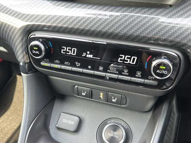 トヨタ ＧＲヤリス RZ ハイパフォーマンス 大阪府 2021(令3)年 1万km スーパーホワイトⅡ １オーナー　ＪＢＬ　衝突軽減　８型ディスプレイオーディオ　フルセグ　ハーフレザー　レーダークルコン　ヘッドアップディスプレイ　ヒートシーター　ハンドルヒーター　　社外レーダー探知機　ターボ　純正18アルミ　カーボンルーフ　カーボンパネル　プッシュスタート　前後ドラレコ　ビルドインＥＴＣ２．０　バックカメラ　LEDヘッドライト　