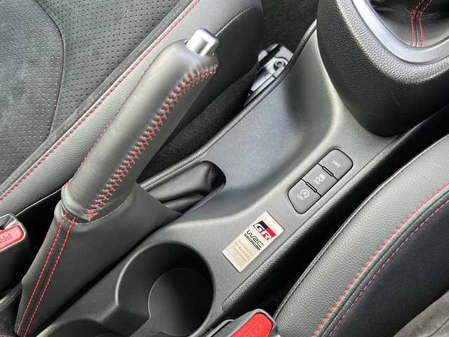トヨタ ＧＲヤリス RZ ハイパフォーマンス 大阪府 2021(令3)年 1万km スーパーホワイトⅡ １オーナー　ＪＢＬ　衝突軽減　８型ディスプレイオーディオ　フルセグ　ハーフレザー　レーダークルコン　ヘッドアップディスプレイ　ヒートシーター　ハンドルヒーター　　社外レーダー探知機　ターボ　純正18アルミ　カーボンルーフ　カーボンパネル　プッシュスタート　前後ドラレコ　ビルドインＥＴＣ２．０　バックカメラ　LEDヘッドライト　