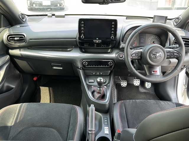 トヨタ ＧＲヤリス RZ ハイパフォーマンス 大阪府 2021(令3)年 1万km スーパーホワイトⅡ １オーナー　ＪＢＬ　衝突軽減　８型ディスプレイオーディオ　フルセグ　ハーフレザー　レーダークルコン　ヘッドアップディスプレイ　ヒートシーター　ハンドルヒーター　　社外レーダー探知機　ターボ　純正18アルミ　カーボンルーフ　カーボンパネル　プッシュスタート　前後ドラレコ　ビルドインＥＴＣ２．０　バックカメラ　LEDヘッドライト　