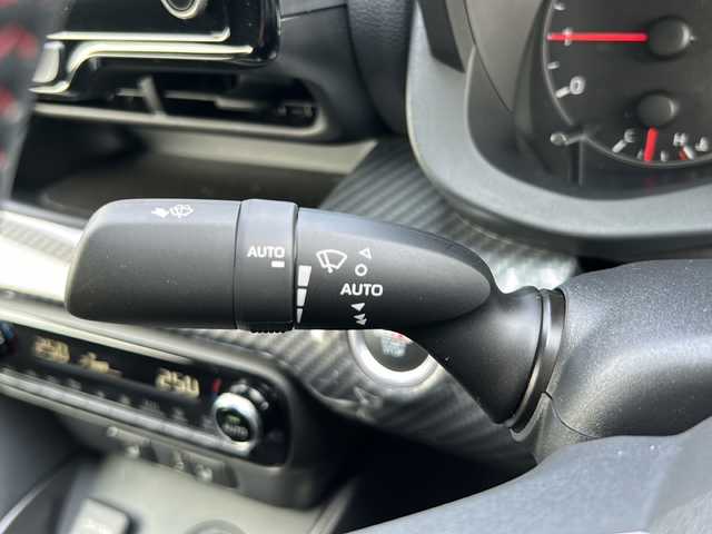 トヨタ ＧＲヤリス RZ ハイパフォーマンス 大阪府 2021(令3)年 1万km スーパーホワイトⅡ １オーナー　ＪＢＬ　衝突軽減　８型ディスプレイオーディオ　フルセグ　ハーフレザー　レーダークルコン　ヘッドアップディスプレイ　ヒートシーター　ハンドルヒーター　　社外レーダー探知機　ターボ　純正18アルミ　カーボンルーフ　カーボンパネル　プッシュスタート　前後ドラレコ　ビルドインＥＴＣ２．０　バックカメラ　LEDヘッドライト　