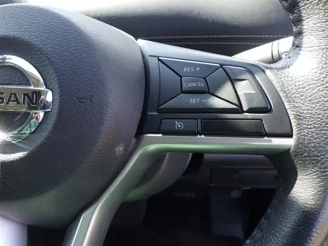 日産 セレナ ハイウェイスターVセレクションⅡ 千葉県 2018(平30)年 4.8万km ブリリアントホワイトパール エマージェンシーブレーキ/インテリジェントパーキングアシスト/クルーズコントロール/アイドリングストップ/ハンズフリー両側パワースライドドア/純正SDナビ/地デジTV/【BD/DVD/CD再生機能　Bluetooth接続】/アラウンドビューモニター/フリップダウンモニター/ドライブレコーダー/革巻きステアリング/ステアリングスイッチ/ETC/LEDヘッドライト/フォグライト/ウインカーミラー/コーナーセンサー/純正16インチアルミホイル/サイド/カーテンエアバッグ/インテリジェントキー