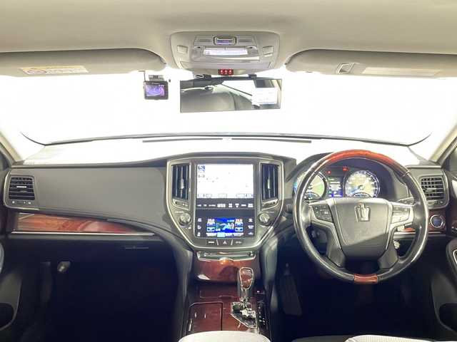 トヨタ クラウン マジェスタ Fバージョン 沖縄県 2015(平27)年 13.5万km ホワイトパールクリスタルシャイン 純正8インチナビ/（フルセグTV/CD/DVD/BT）/バックカメラ/プリクラッシュセーフティー/レーダクルーズコントロール/ブラインドスポットモニター/レザーシート/D/N席パワーシート/シートヒーター/エアシート/ビルトインETC/ドライブレコーダー/ステアリングリモコン