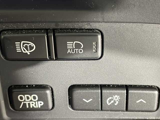 トヨタ クラウン マジェスタ Fバージョン 沖縄県 2015(平27)年 13.5万km ホワイトパールクリスタルシャイン 純正8インチナビ/（フルセグTV/CD/DVD/BT）/バックカメラ/プリクラッシュセーフティー/レーダクルーズコントロール/ブラインドスポットモニター/レザーシート/D/N席パワーシート/シートヒーター/エアシート/ビルトインETC/ドライブレコーダー/ステアリングリモコン