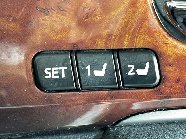 トヨタ クラウン マジェスタ Fバージョン 沖縄県 2015(平27)年 13.5万km ホワイトパールクリスタルシャイン 純正8インチナビ/（フルセグTV/CD/DVD/BT）/バックカメラ/プリクラッシュセーフティー/レーダクルーズコントロール/ブラインドスポットモニター/レザーシート/D/N席パワーシート/シートヒーター/エアシート/ビルトインETC/ドライブレコーダー/ステアリングリモコン