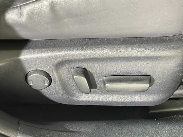 トヨタ クラウン マジェスタ Fバージョン 沖縄県 2015(平27)年 13.5万km ホワイトパールクリスタルシャイン 純正8インチナビ/（フルセグTV/CD/DVD/BT）/バックカメラ/プリクラッシュセーフティー/レーダクルーズコントロール/ブラインドスポットモニター/レザーシート/D/N席パワーシート/シートヒーター/エアシート/ビルトインETC/ドライブレコーダー/ステアリングリモコン