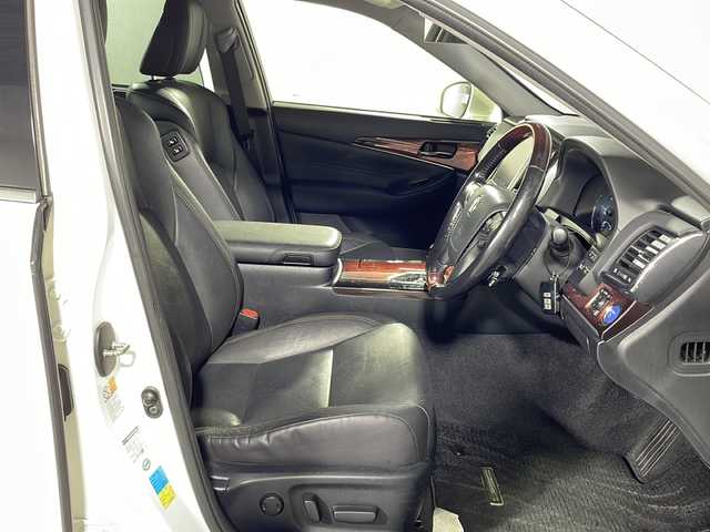 トヨタ クラウン マジェスタ Fバージョン 沖縄県 2015(平27)年 13.5万km ホワイトパールクリスタルシャイン 純正8インチナビ/（フルセグTV/CD/DVD/BT）/バックカメラ/プリクラッシュセーフティー/レーダクルーズコントロール/ブラインドスポットモニター/レザーシート/D/N席パワーシート/シートヒーター/エアシート/ビルトインETC/ドライブレコーダー/ステアリングリモコン