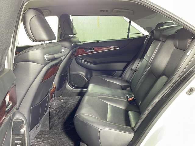 トヨタ クラウン マジェスタ Fバージョン 沖縄県 2015(平27)年 13.5万km ホワイトパールクリスタルシャイン 純正8インチナビ/（フルセグTV/CD/DVD/BT）/バックカメラ/プリクラッシュセーフティー/レーダクルーズコントロール/ブラインドスポットモニター/レザーシート/D/N席パワーシート/シートヒーター/エアシート/ビルトインETC/ドライブレコーダー/ステアリングリモコン