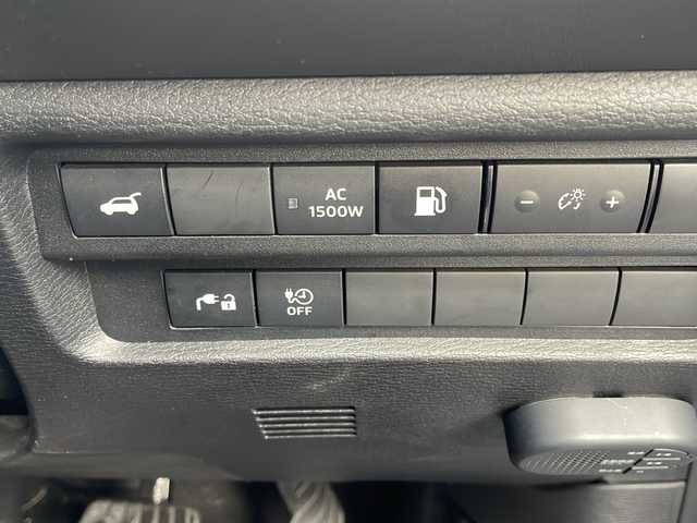 三菱 アウトランダー ＰＨＥＶ G 秋田県 2023(令5)年 2.6万km ホワイトダイヤモンド サンルーフ/衝突軽減装置/４WD　/メーカーOPナビ/　TV　Bluetooth　Applecarplay　Androidauto/全周囲カメラ/マイパイロット/前席シートヒーター/運転席パワーシート/パワーバックドア/パドルシフト/革巻きステアリング/電動パーキングブレーキ/AC100V1500W電源/前後ドラレコ/コーナーセンサー/充電ケーブル車載