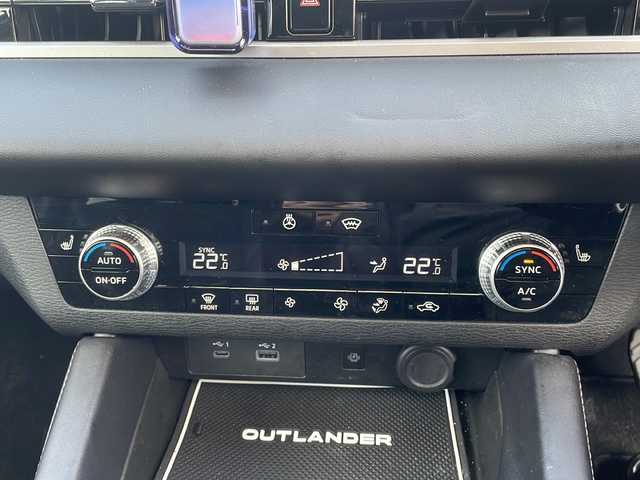 三菱 アウトランダー ＰＨＥＶ G 秋田県 2023(令5)年 2.6万km ホワイトダイヤモンド サンルーフ/衝突軽減装置/４WD　/メーカーOPナビ/　TV　Bluetooth　Applecarplay　Androidauto/全周囲カメラ/マイパイロット/前席シートヒーター/運転席パワーシート/パワーバックドア/パドルシフト/革巻きステアリング/電動パーキングブレーキ/AC100V1500W電源/前後ドラレコ/コーナーセンサー/充電ケーブル車載