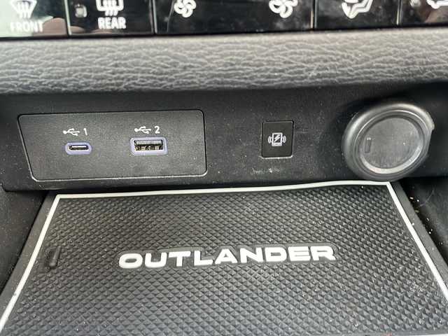 三菱 アウトランダー ＰＨＥＶ G 秋田県 2023(令5)年 2.6万km ホワイトダイヤモンド サンルーフ/衝突軽減装置/４WD　/メーカーOPナビ/　TV　Bluetooth　Applecarplay　Androidauto/全周囲カメラ/マイパイロット/前席シートヒーター/運転席パワーシート/パワーバックドア/パドルシフト/革巻きステアリング/電動パーキングブレーキ/AC100V1500W電源/前後ドラレコ/コーナーセンサー/充電ケーブル車載