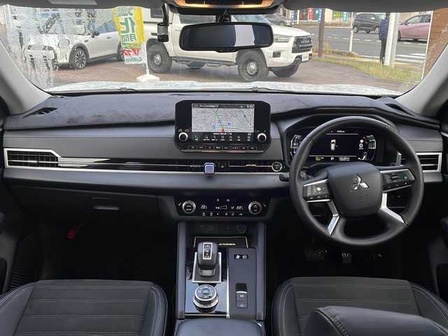 三菱 アウトランダー ＰＨＥＶ G 秋田県 2023(令5)年 2.6万km ホワイトダイヤモンド サンルーフ/衝突軽減装置/４WD　/メーカーOPナビ/　TV　Bluetooth　Applecarplay　Androidauto/全周囲カメラ/マイパイロット/前席シートヒーター/運転席パワーシート/パワーバックドア/パドルシフト/革巻きステアリング/電動パーキングブレーキ/AC100V1500W電源/前後ドラレコ/コーナーセンサー/充電ケーブル車載