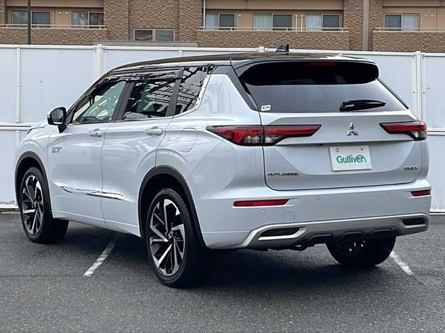 三菱 アウトランダー ＰＨＥＶ G 秋田県 2023(令5)年 2.6万km ホワイトダイヤモンド サンルーフ/衝突軽減装置/４WD　/メーカーOPナビ/　TV　Bluetooth　Applecarplay　Androidauto/全周囲カメラ/マイパイロット/前席シートヒーター/運転席パワーシート/パワーバックドア/パドルシフト/革巻きステアリング/電動パーキングブレーキ/AC100V1500W電源/前後ドラレコ/コーナーセンサー/充電ケーブル車載