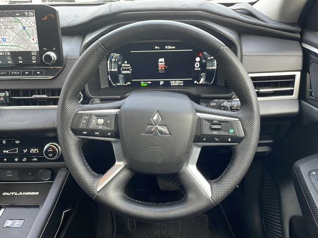 三菱 アウトランダー ＰＨＥＶ G 秋田県 2023(令5)年 2.6万km ホワイトダイヤモンド サンルーフ/衝突軽減装置/４WD　/メーカーOPナビ/　TV　Bluetooth　Applecarplay　Androidauto/全周囲カメラ/マイパイロット/前席シートヒーター/運転席パワーシート/パワーバックドア/パドルシフト/革巻きステアリング/電動パーキングブレーキ/AC100V1500W電源/前後ドラレコ/コーナーセンサー/充電ケーブル車載