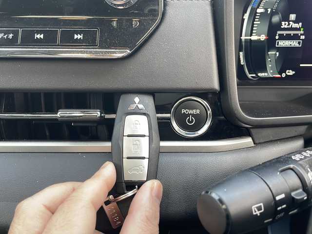 三菱 アウトランダー ＰＨＥＶ G 秋田県 2023(令5)年 2.6万km ホワイトダイヤモンド サンルーフ/衝突軽減装置/４WD　/メーカーOPナビ/　TV　Bluetooth　Applecarplay　Androidauto/全周囲カメラ/マイパイロット/前席シートヒーター/運転席パワーシート/パワーバックドア/パドルシフト/革巻きステアリング/電動パーキングブレーキ/AC100V1500W電源/前後ドラレコ/コーナーセンサー/充電ケーブル車載