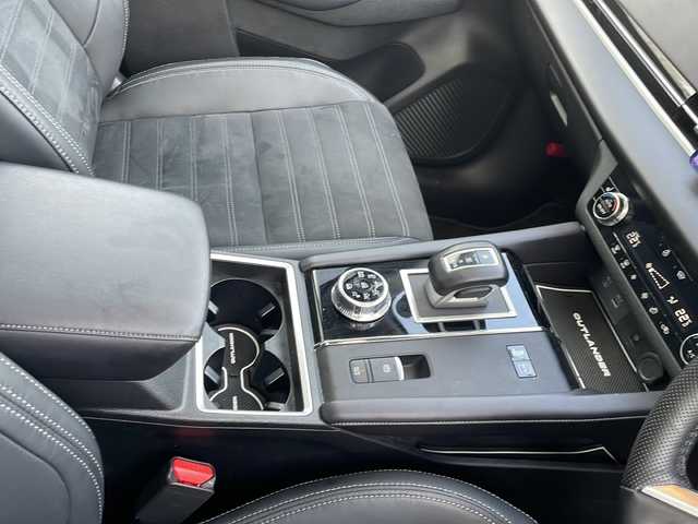 三菱 アウトランダー ＰＨＥＶ G 秋田県 2023(令5)年 2.6万km ホワイトダイヤモンド サンルーフ/衝突軽減装置/４WD　/メーカーOPナビ/　TV　Bluetooth　Applecarplay　Androidauto/全周囲カメラ/マイパイロット/前席シートヒーター/運転席パワーシート/パワーバックドア/パドルシフト/革巻きステアリング/電動パーキングブレーキ/AC100V1500W電源/前後ドラレコ/コーナーセンサー/充電ケーブル車載