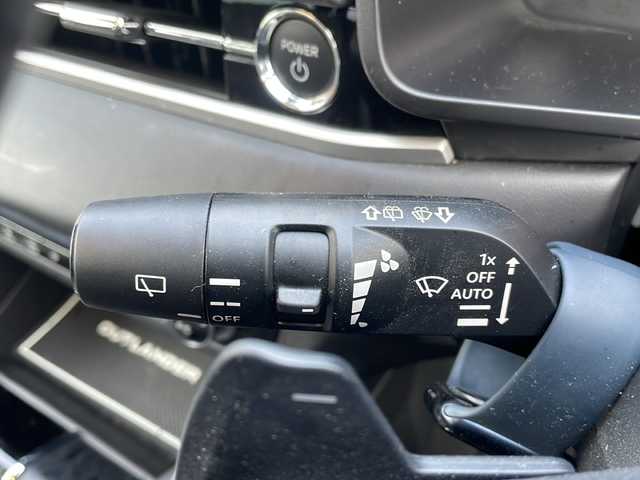 三菱 アウトランダー ＰＨＥＶ G 秋田県 2023(令5)年 2.6万km ホワイトダイヤモンド サンルーフ/衝突軽減装置/４WD　/メーカーOPナビ/　TV　Bluetooth　Applecarplay　Androidauto/全周囲カメラ/マイパイロット/前席シートヒーター/運転席パワーシート/パワーバックドア/パドルシフト/革巻きステアリング/電動パーキングブレーキ/AC100V1500W電源/前後ドラレコ/コーナーセンサー/充電ケーブル車載