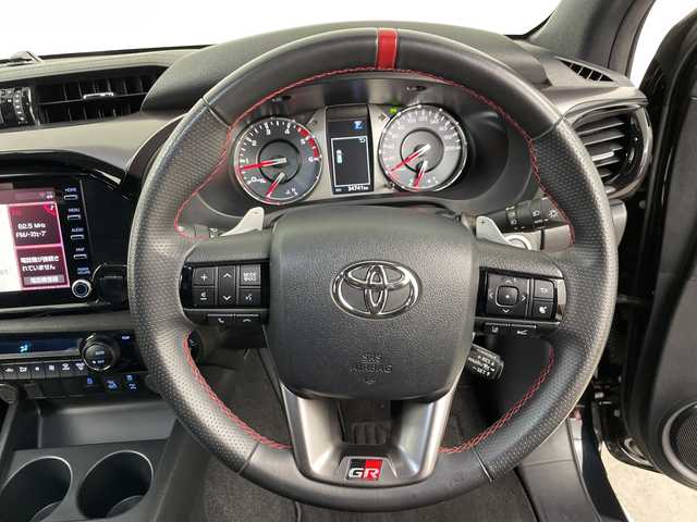 トヨタ ハイラックス Z GRスポーツ 道央・札幌 2023(令5)年 3.5万km アティチュードブラックマイカ ・４WD　/ディーゼルターボ/・寒冷地仕様　/社外JBLスピーカー/・GRドレスアップマフラー/GRマッドフラップ/・GRスポーツサイドバイザー/・社外サイドステップ/社外トノカバー/・トヨタセーフティセンス/・レーダークルーズコントロール/・プリクラッシュセーフティ/・純正8インチディスプレイオーディオ/・コネクトナビ.BT.フルセグ.USB/・パノラミックビューモニター/・ハーフレザーシート/パワーシート/・360度ドライブレコーダー/・LEDオートライト/ETC2.0/・パドルシフト/・スマートキー
