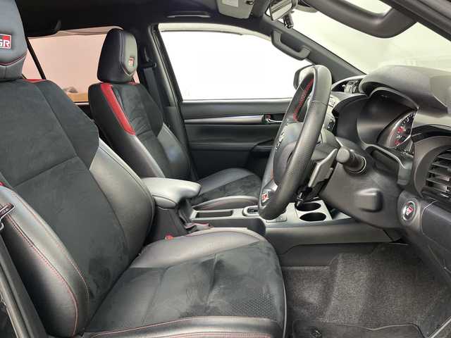 トヨタ ハイラックス Z GRスポーツ 道央・札幌 2023(令5)年 3.5万km アティチュードブラックマイカ ・４WD　/ディーゼルターボ/・寒冷地仕様　/社外JBLスピーカー/・GRドレスアップマフラー/GRマッドフラップ/・GRスポーツサイドバイザー/・社外サイドステップ/社外トノカバー/・トヨタセーフティセンス/・レーダークルーズコントロール/・プリクラッシュセーフティ/・純正8インチディスプレイオーディオ/・コネクトナビ.BT.フルセグ.USB/・パノラミックビューモニター/・ハーフレザーシート/パワーシート/・360度ドライブレコーダー/・LEDオートライト/ETC2.0/・パドルシフト/・スマートキー