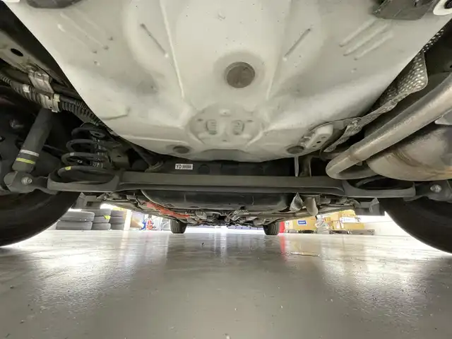 トヨタ アクア S 滋賀県 2013(平25)年 6万km ライムホワイトパールクリスタルシャイン 純正ナビ/【Bluetooth/フルセグTV/CD/DVD】/バックカメラ/ETC/スマートキー/プッシュスタート/オートライト/ステアリングスイッチ/オートエアコン/純正フロアマット/スペアキー