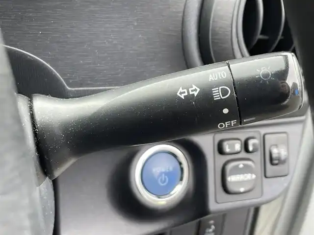 トヨタ アクア S 滋賀県 2013(平25)年 6万km ライムホワイトパールクリスタルシャイン 純正ナビ/【Bluetooth/フルセグTV/CD/DVD】/バックカメラ/ETC/スマートキー/プッシュスタート/オートライト/ステアリングスイッチ/オートエアコン/純正フロアマット/スペアキー