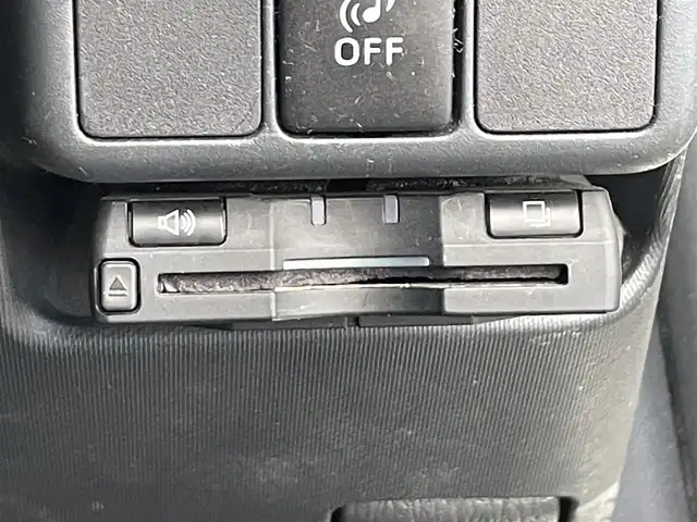 トヨタ アクア S 滋賀県 2013(平25)年 6万km ライムホワイトパールクリスタルシャイン 純正ナビ/【Bluetooth/フルセグTV/CD/DVD】/バックカメラ/ETC/スマートキー/プッシュスタート/オートライト/ステアリングスイッチ/オートエアコン/純正フロアマット/スペアキー