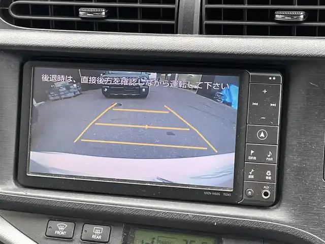 トヨタ アクア S 滋賀県 2013(平25)年 6万km ライムホワイトパールクリスタルシャイン 純正ナビ/【Bluetooth/フルセグTV/CD/DVD】/バックカメラ/ETC/スマートキー/プッシュスタート/オートライト/ステアリングスイッチ/オートエアコン/純正フロアマット/スペアキー