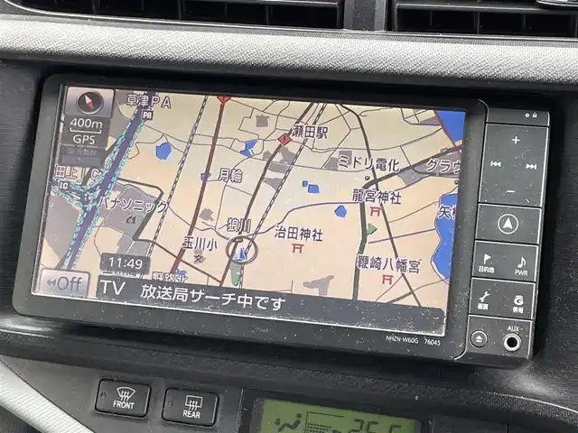 トヨタ アクア S 滋賀県 2013(平25)年 6万km ライムホワイトパールクリスタルシャイン 純正ナビ/【Bluetooth/フルセグTV/CD/DVD】/バックカメラ/ETC/スマートキー/プッシュスタート/オートライト/ステアリングスイッチ/オートエアコン/純正フロアマット/スペアキー