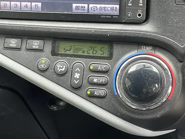 トヨタ アクア S 滋賀県 2013(平25)年 6万km ライムホワイトパールクリスタルシャイン 純正ナビ/【Bluetooth/フルセグTV/CD/DVD】/バックカメラ/ETC/スマートキー/プッシュスタート/オートライト/ステアリングスイッチ/オートエアコン/純正フロアマット/スペアキー