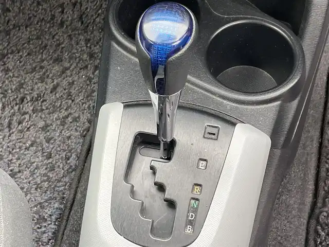 トヨタ アクア S 滋賀県 2013(平25)年 6万km ライムホワイトパールクリスタルシャイン 純正ナビ/【Bluetooth/フルセグTV/CD/DVD】/バックカメラ/ETC/スマートキー/プッシュスタート/オートライト/ステアリングスイッチ/オートエアコン/純正フロアマット/スペアキー