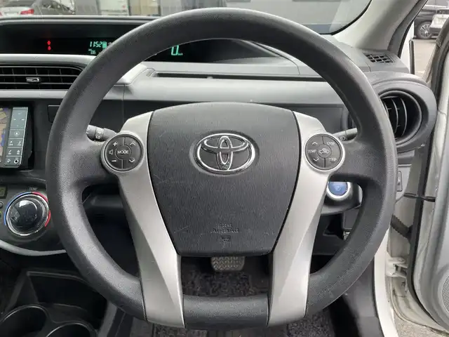 トヨタ アクア S 滋賀県 2013(平25)年 6万km ライムホワイトパールクリスタルシャイン 純正ナビ/【Bluetooth/フルセグTV/CD/DVD】/バックカメラ/ETC/スマートキー/プッシュスタート/オートライト/ステアリングスイッチ/オートエアコン/純正フロアマット/スペアキー