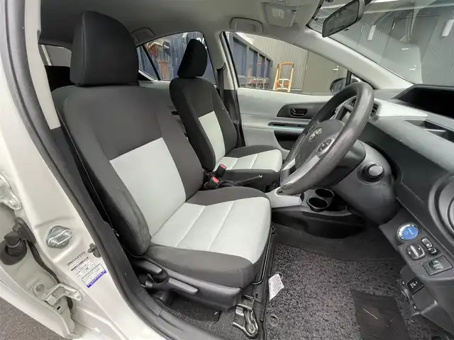 トヨタ アクア S 滋賀県 2013(平25)年 6万km ライムホワイトパールクリスタルシャイン 純正ナビ/【Bluetooth/フルセグTV/CD/DVD】/バックカメラ/ETC/スマートキー/プッシュスタート/オートライト/ステアリングスイッチ/オートエアコン/純正フロアマット/スペアキー