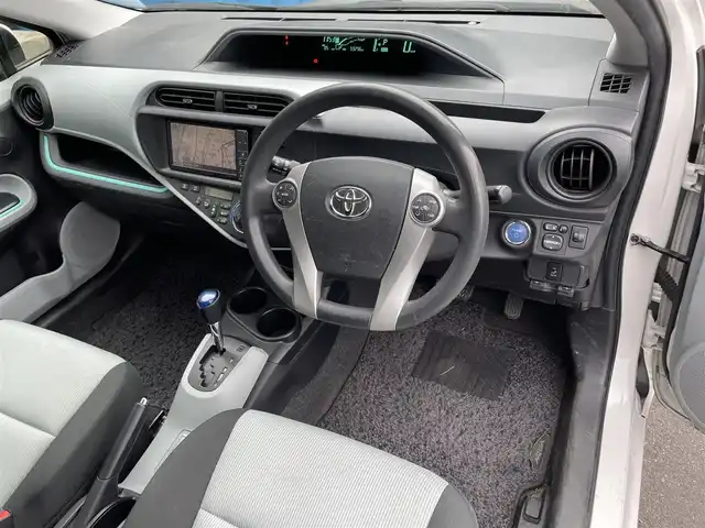 トヨタ アクア S 滋賀県 2013(平25)年 6万km ライムホワイトパールクリスタルシャイン 純正ナビ/【Bluetooth/フルセグTV/CD/DVD】/バックカメラ/ETC/スマートキー/プッシュスタート/オートライト/ステアリングスイッチ/オートエアコン/純正フロアマット/スペアキー