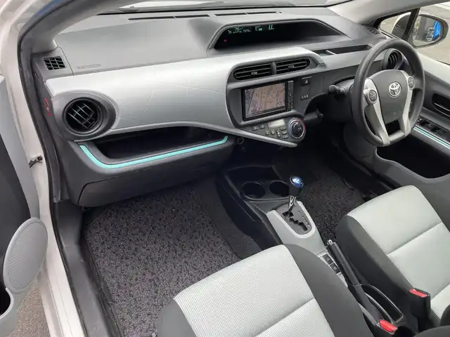 トヨタ アクア S 滋賀県 2013(平25)年 6万km ライムホワイトパールクリスタルシャイン 純正ナビ/【Bluetooth/フルセグTV/CD/DVD】/バックカメラ/ETC/スマートキー/プッシュスタート/オートライト/ステアリングスイッチ/オートエアコン/純正フロアマット/スペアキー