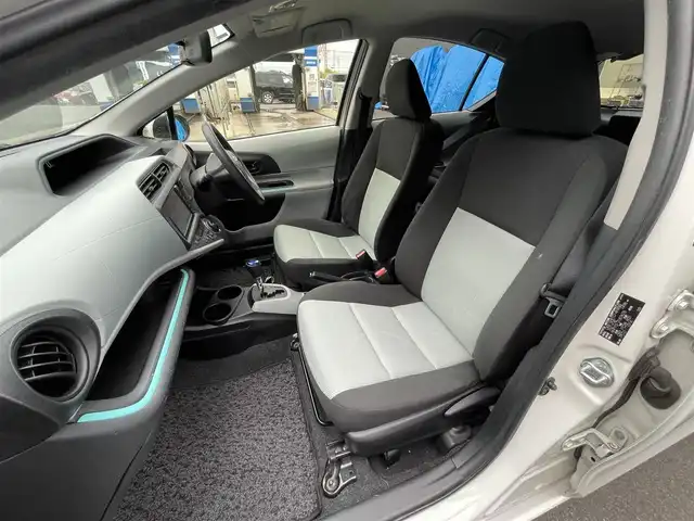 トヨタ アクア S 滋賀県 2013(平25)年 6万km ライムホワイトパールクリスタルシャイン 純正ナビ/【Bluetooth/フルセグTV/CD/DVD】/バックカメラ/ETC/スマートキー/プッシュスタート/オートライト/ステアリングスイッチ/オートエアコン/純正フロアマット/スペアキー