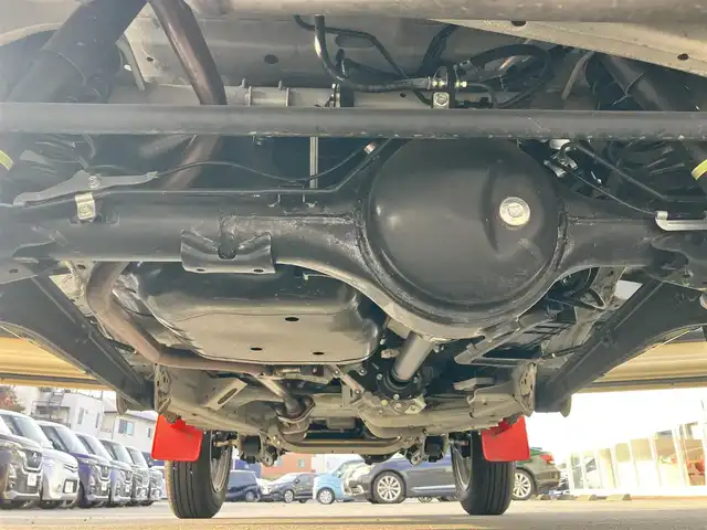 スズキ ジムニー XC 静岡県 2022(令4)年 0.8万km シフォンアイボリーM エンジンスタートボタン/パワーステアリング/パワーウィンドウ/アイドリングストップ/スマートキー/スペアキー1本/４WD/ターボ/オートエアコン/クルーズコントロール/純正ETC/社外ディスプレイオーディオ/純正フロアマット/布シート/D席N席シートヒーター/背面タイヤ/純正アルミホイール/ABS/横滑り防止装置/センターデフロック/レーンキープアシスト/盗難防止装置/オートライト/オートマチックハイビーム/ダウンヒルアシストコントロール/LEDヘッドライト/W+サイドエアバッグ/衝突軽減システム