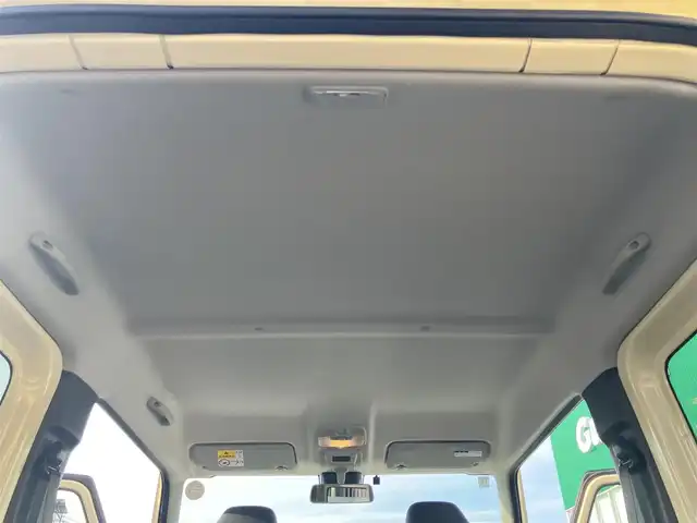 スズキ ジムニー XC 静岡県 2022(令4)年 0.8万km シフォンアイボリーM エンジンスタートボタン/パワーステアリング/パワーウィンドウ/アイドリングストップ/スマートキー/スペアキー1本/４WD/ターボ/オートエアコン/クルーズコントロール/純正ETC/社外ディスプレイオーディオ/純正フロアマット/布シート/D席N席シートヒーター/背面タイヤ/純正アルミホイール/ABS/横滑り防止装置/センターデフロック/レーンキープアシスト/盗難防止装置/オートライト/オートマチックハイビーム/ダウンヒルアシストコントロール/LEDヘッドライト/W+サイドエアバッグ/衝突軽減システム