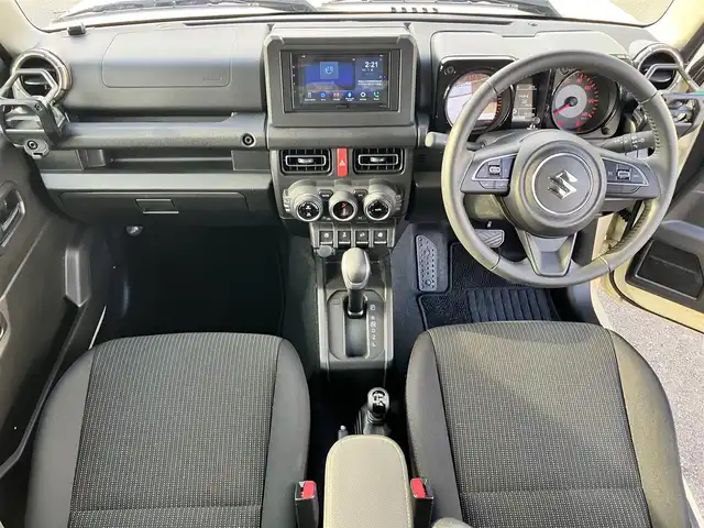 スズキ ジムニー XC 静岡県 2022(令4)年 0.8万km シフォンアイボリーM エンジンスタートボタン/パワーステアリング/パワーウィンドウ/アイドリングストップ/スマートキー/スペアキー1本/４WD/ターボ/オートエアコン/クルーズコントロール/純正ETC/社外ディスプレイオーディオ/純正フロアマット/布シート/D席N席シートヒーター/背面タイヤ/純正アルミホイール/ABS/横滑り防止装置/センターデフロック/レーンキープアシスト/盗難防止装置/オートライト/オートマチックハイビーム/ダウンヒルアシストコントロール/LEDヘッドライト/W+サイドエアバッグ/衝突軽減システム