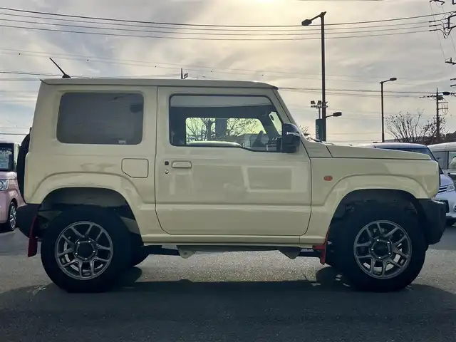 スズキ ジムニー XC 静岡県 2022(令4)年 0.8万km シフォンアイボリーM エンジンスタートボタン/パワーステアリング/パワーウィンドウ/アイドリングストップ/スマートキー/スペアキー1本/４WD/ターボ/オートエアコン/クルーズコントロール/純正ETC/社外ディスプレイオーディオ/純正フロアマット/布シート/D席N席シートヒーター/背面タイヤ/純正アルミホイール/ABS/横滑り防止装置/センターデフロック/レーンキープアシスト/盗難防止装置/オートライト/オートマチックハイビーム/ダウンヒルアシストコントロール/LEDヘッドライト/W+サイドエアバッグ/衝突軽減システム