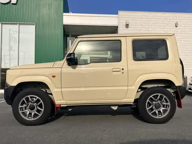 スズキ ジムニー XC 静岡県 2022(令4)年 0.8万km シフォンアイボリーM エンジンスタートボタン/パワーステアリング/パワーウィンドウ/アイドリングストップ/スマートキー/スペアキー1本/４WD/ターボ/オートエアコン/クルーズコントロール/純正ETC/社外ディスプレイオーディオ/純正フロアマット/布シート/D席N席シートヒーター/背面タイヤ/純正アルミホイール/ABS/横滑り防止装置/センターデフロック/レーンキープアシスト/盗難防止装置/オートライト/オートマチックハイビーム/ダウンヒルアシストコントロール/LEDヘッドライト/W+サイドエアバッグ/衝突軽減システム