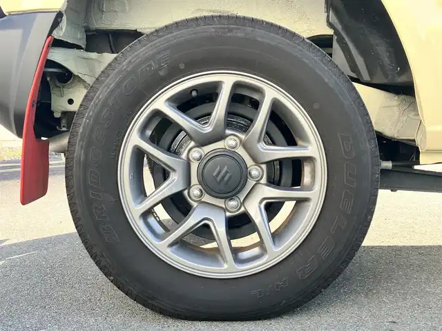 スズキ ジムニー XC 静岡県 2022(令4)年 0.8万km シフォンアイボリーM エンジンスタートボタン/パワーステアリング/パワーウィンドウ/アイドリングストップ/スマートキー/スペアキー1本/４WD/ターボ/オートエアコン/クルーズコントロール/純正ETC/社外ディスプレイオーディオ/純正フロアマット/布シート/D席N席シートヒーター/背面タイヤ/純正アルミホイール/ABS/横滑り防止装置/センターデフロック/レーンキープアシスト/盗難防止装置/オートライト/オートマチックハイビーム/ダウンヒルアシストコントロール/LEDヘッドライト/W+サイドエアバッグ/衝突軽減システム