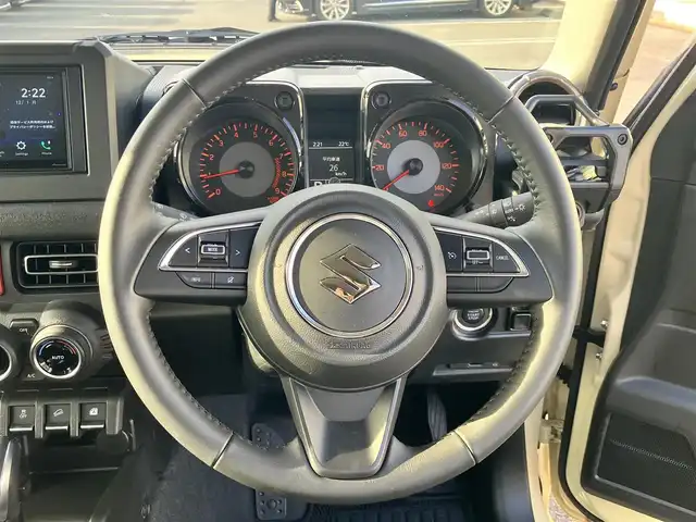 スズキ ジムニー XC 静岡県 2022(令4)年 0.8万km シフォンアイボリーM エンジンスタートボタン/パワーステアリング/パワーウィンドウ/アイドリングストップ/スマートキー/スペアキー1本/４WD/ターボ/オートエアコン/クルーズコントロール/純正ETC/社外ディスプレイオーディオ/純正フロアマット/布シート/D席N席シートヒーター/背面タイヤ/純正アルミホイール/ABS/横滑り防止装置/センターデフロック/レーンキープアシスト/盗難防止装置/オートライト/オートマチックハイビーム/ダウンヒルアシストコントロール/LEDヘッドライト/W+サイドエアバッグ/衝突軽減システム