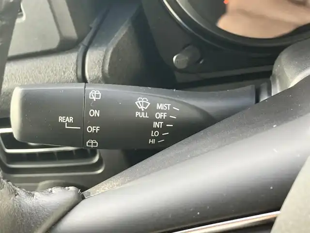 スズキ ジムニー XC 静岡県 2022(令4)年 0.8万km シフォンアイボリーM エンジンスタートボタン/パワーステアリング/パワーウィンドウ/アイドリングストップ/スマートキー/スペアキー1本/４WD/ターボ/オートエアコン/クルーズコントロール/純正ETC/社外ディスプレイオーディオ/純正フロアマット/布シート/D席N席シートヒーター/背面タイヤ/純正アルミホイール/ABS/横滑り防止装置/センターデフロック/レーンキープアシスト/盗難防止装置/オートライト/オートマチックハイビーム/ダウンヒルアシストコントロール/LEDヘッドライト/W+サイドエアバッグ/衝突軽減システム