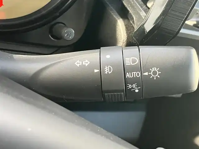 スズキ ジムニー XC 静岡県 2022(令4)年 0.8万km シフォンアイボリーM エンジンスタートボタン/パワーステアリング/パワーウィンドウ/アイドリングストップ/スマートキー/スペアキー1本/４WD/ターボ/オートエアコン/クルーズコントロール/純正ETC/社外ディスプレイオーディオ/純正フロアマット/布シート/D席N席シートヒーター/背面タイヤ/純正アルミホイール/ABS/横滑り防止装置/センターデフロック/レーンキープアシスト/盗難防止装置/オートライト/オートマチックハイビーム/ダウンヒルアシストコントロール/LEDヘッドライト/W+サイドエアバッグ/衝突軽減システム