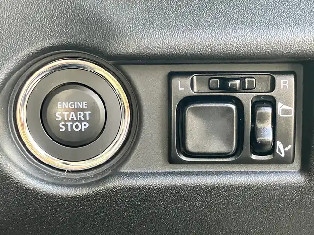 スズキ ジムニー XC 静岡県 2022(令4)年 0.8万km シフォンアイボリーM エンジンスタートボタン/パワーステアリング/パワーウィンドウ/アイドリングストップ/スマートキー/スペアキー1本/４WD/ターボ/オートエアコン/クルーズコントロール/純正ETC/社外ディスプレイオーディオ/純正フロアマット/布シート/D席N席シートヒーター/背面タイヤ/純正アルミホイール/ABS/横滑り防止装置/センターデフロック/レーンキープアシスト/盗難防止装置/オートライト/オートマチックハイビーム/ダウンヒルアシストコントロール/LEDヘッドライト/W+サイドエアバッグ/衝突軽減システム